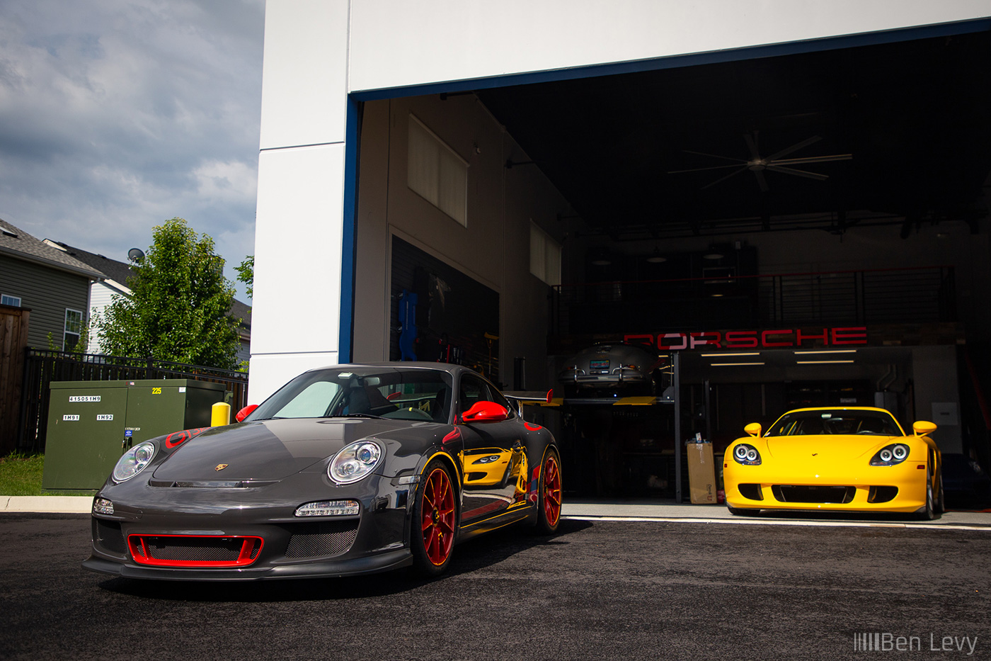 GT3 RS and Carrera GT at Porsche Garage in Big Door