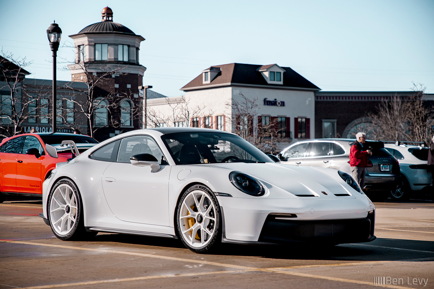 White Porsche 911 GT3 in Oak Brook