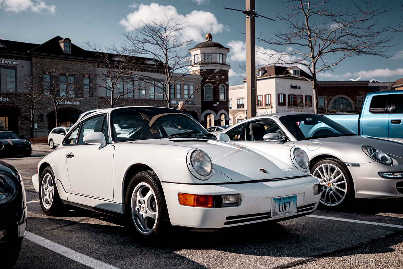 White Porsche 964 Carrera 2