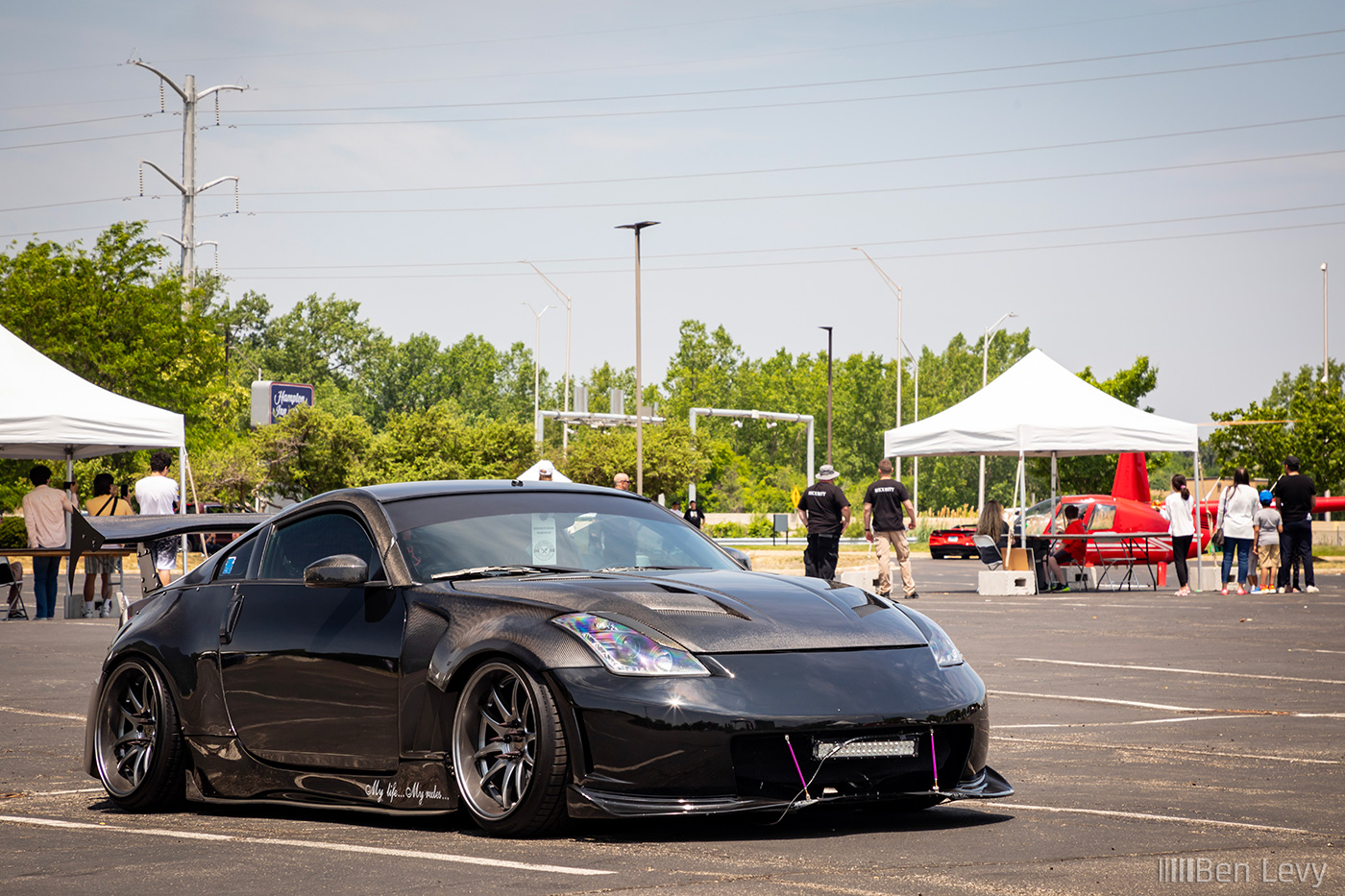 Widebody Nissan 350Z with Lots of Carbon Fiber Parts