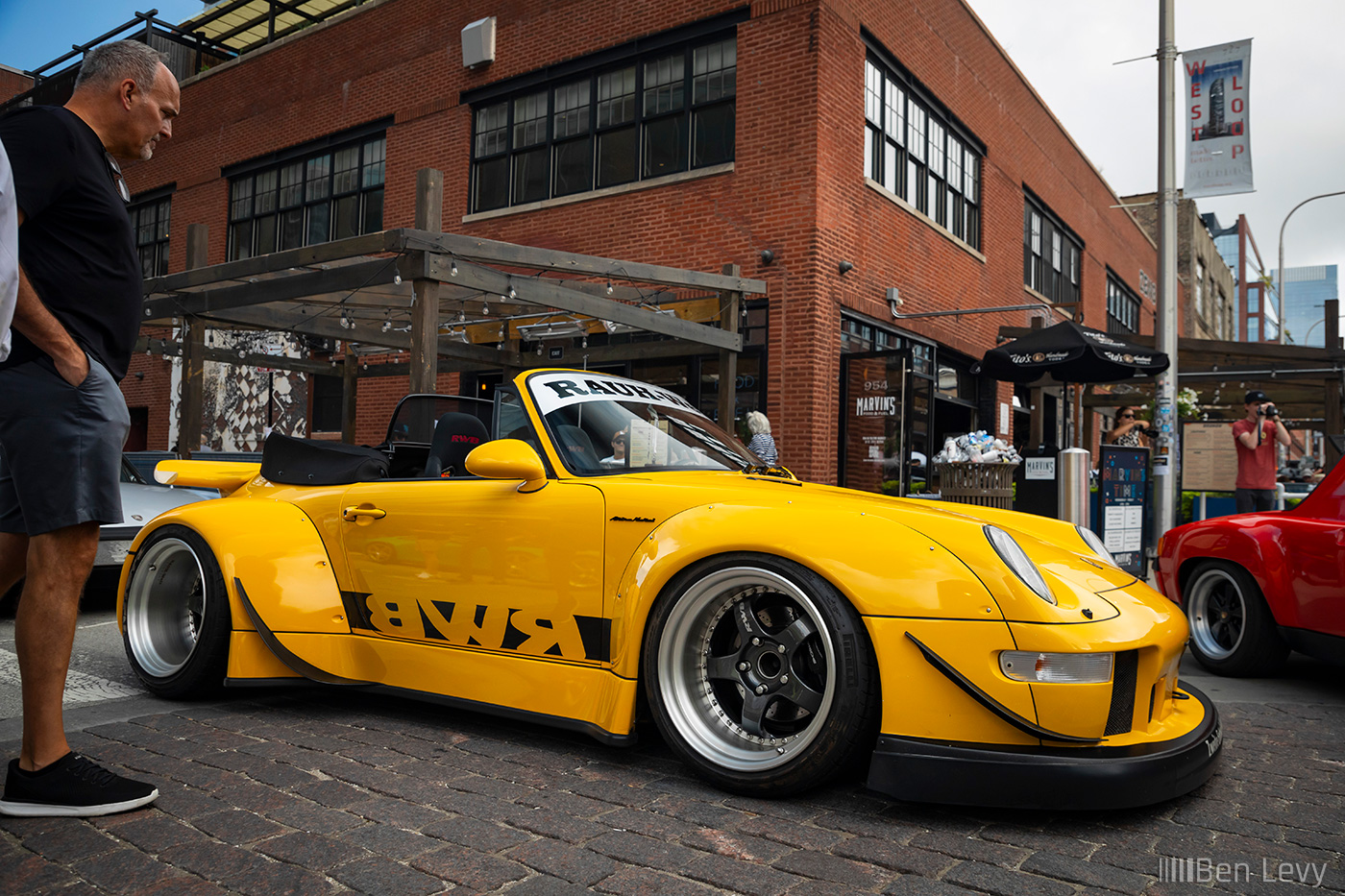 Yellow RAUH-Welt Begriff Porsche 993 Cabriolet in Chicago