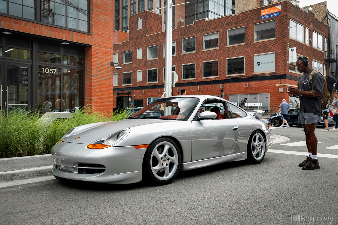 Silver Porsche 996 with Aerokit in Chicago