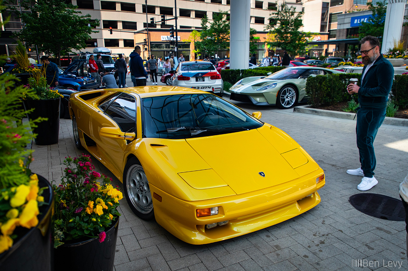 Yellow Lamborghini Diablo in Lincoln Common in Chicago