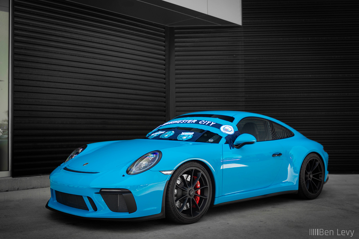 Blue Porsche 911 GT3 Touring with Manchester United Gear
