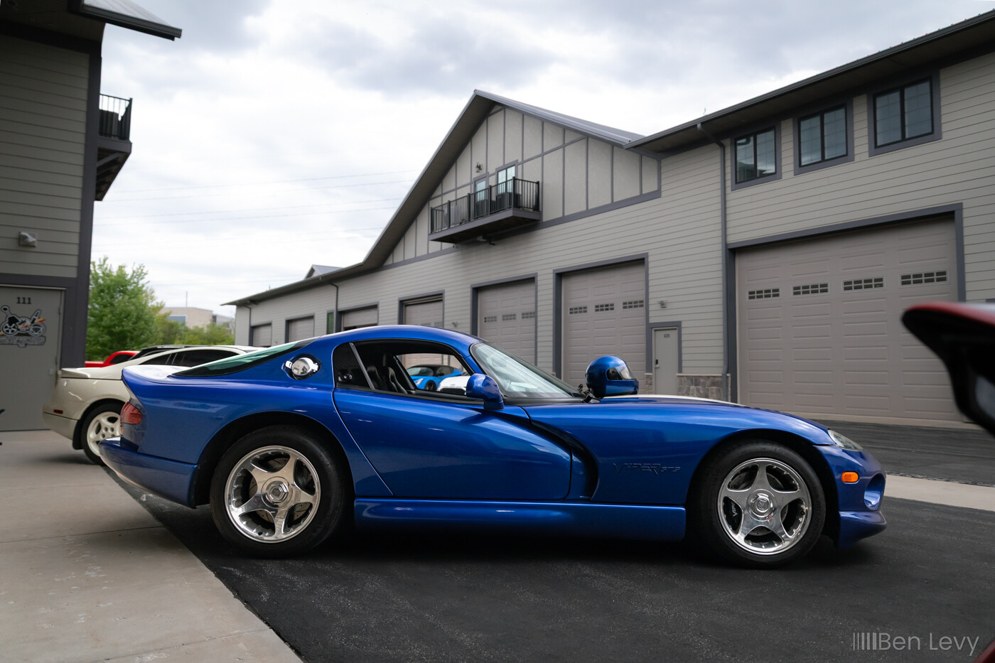 Side of a Blue Dodge Viper at Iron Gate