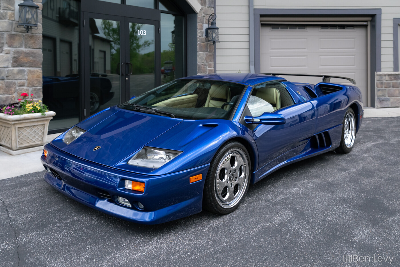 Blue Lamborghini Diablo VT at Iron Gate