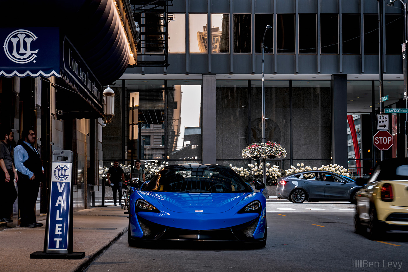 Blue McLaren 570S at Union League Club of Chicago