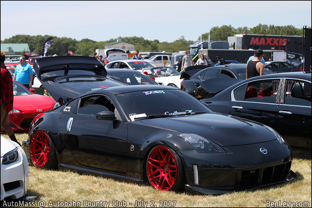 Black Nissan 350Z with Red Wheels