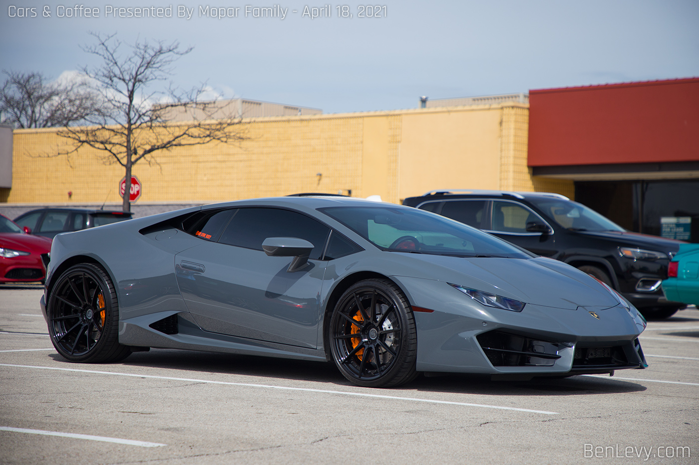 Lamborghini Huracan with Black Signature Wheels SV303S