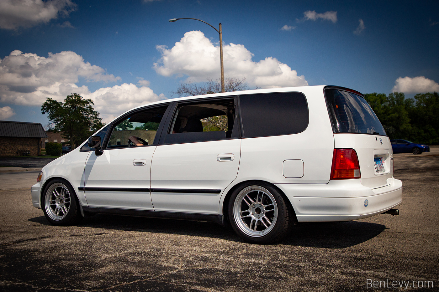 White Honda Odyssey at Chicago Auto Pros