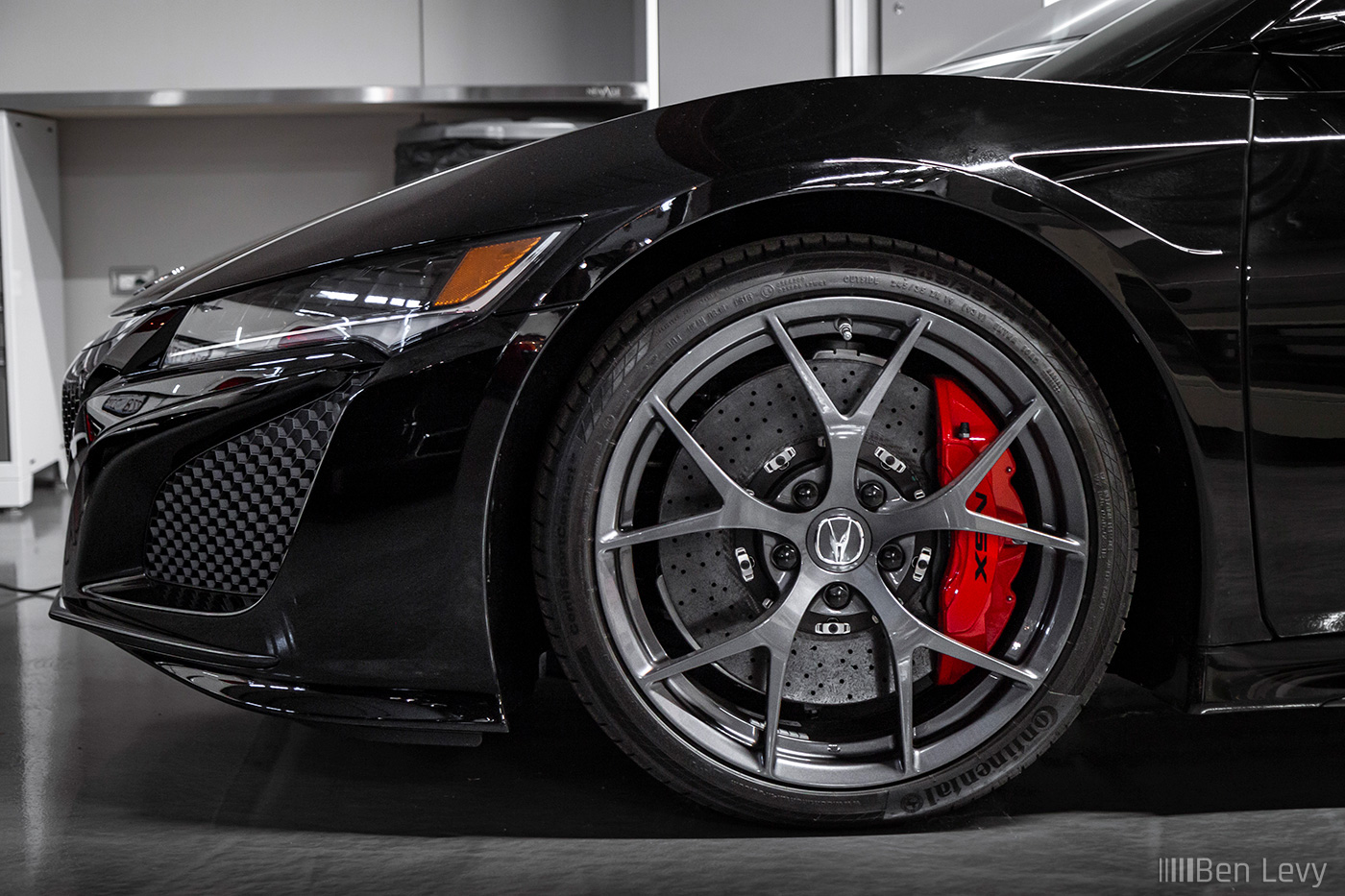 Black Acura NSX wheel