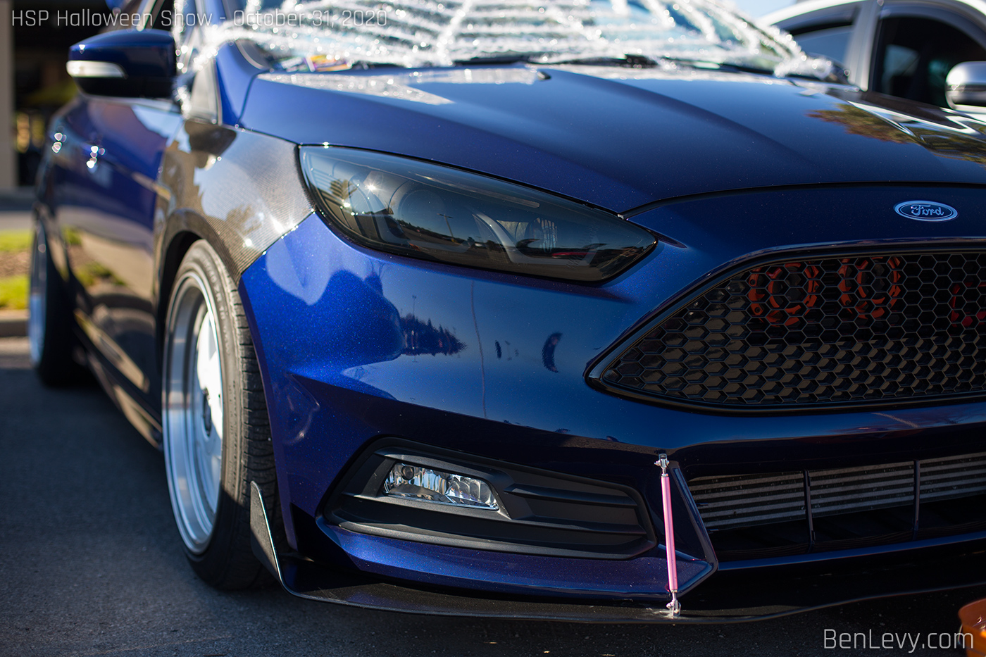 Blacked-out headlight on Ford Focus ST