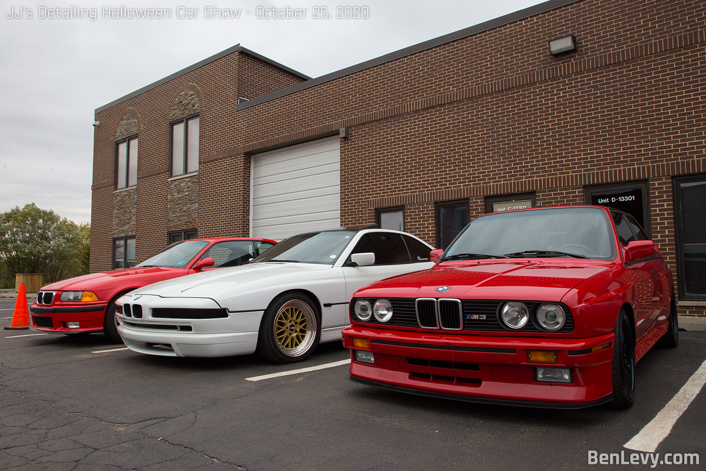 White E31 between two red M3s