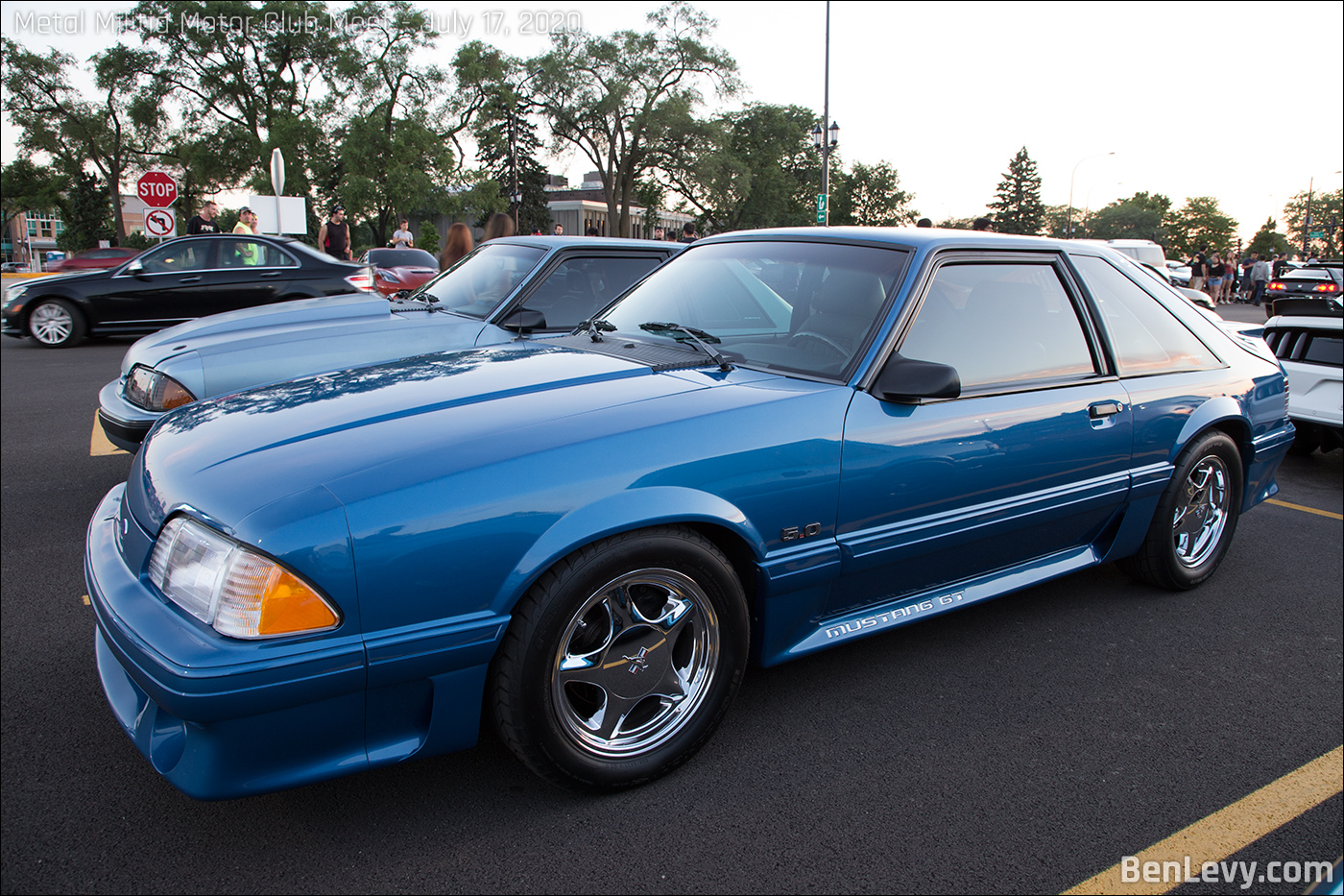 Blue Ford Mustange 5.0