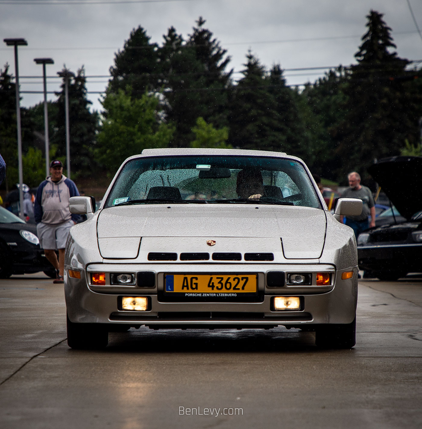 Front of Beige Porsche 924