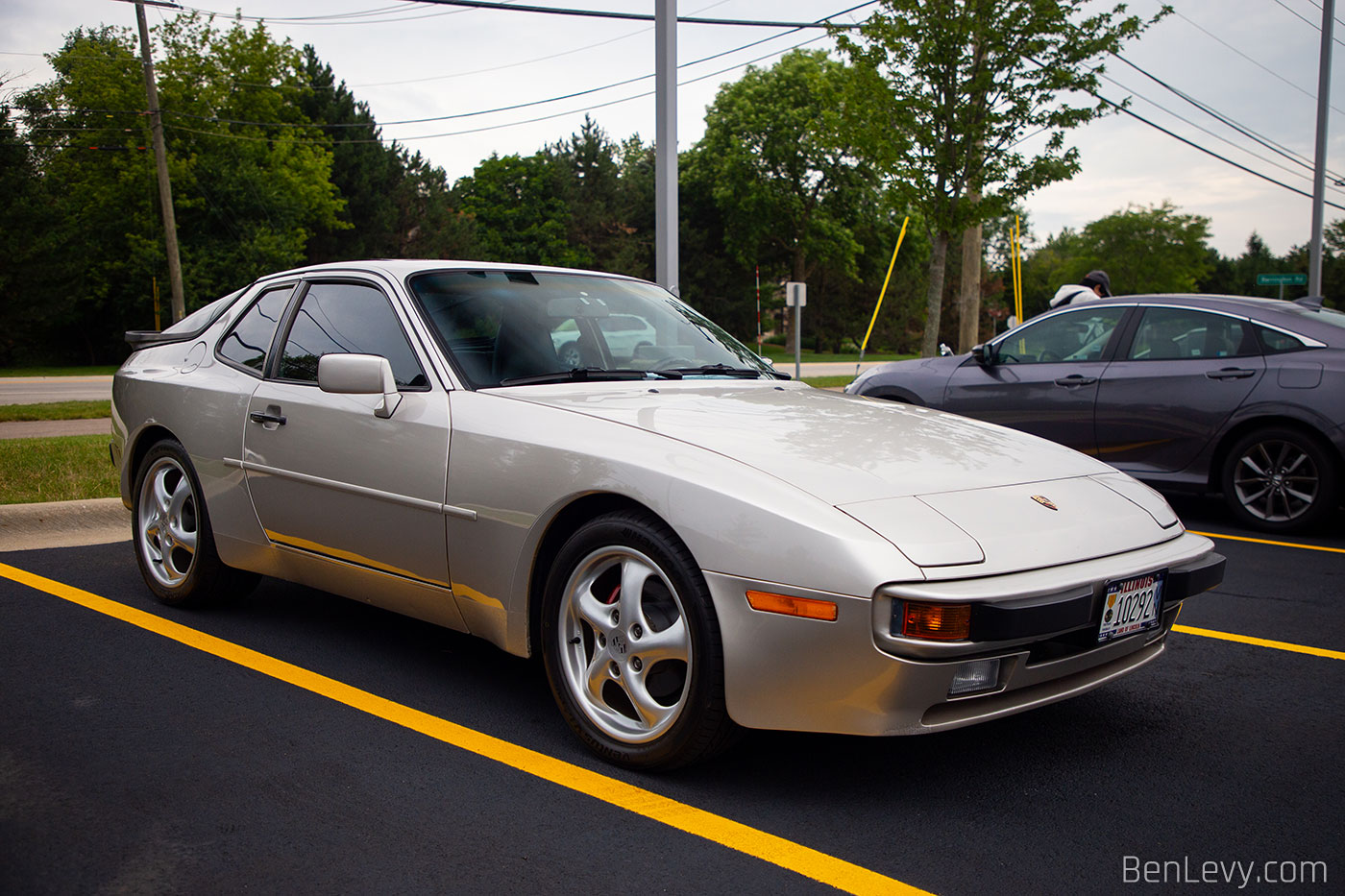 Beige Porsche 944