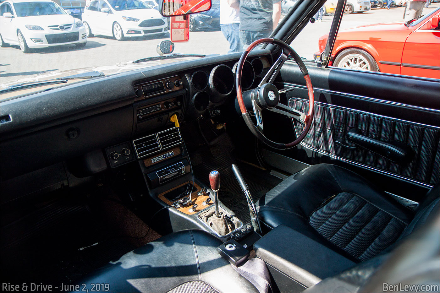 Nissan Skyline 2000 GT interior