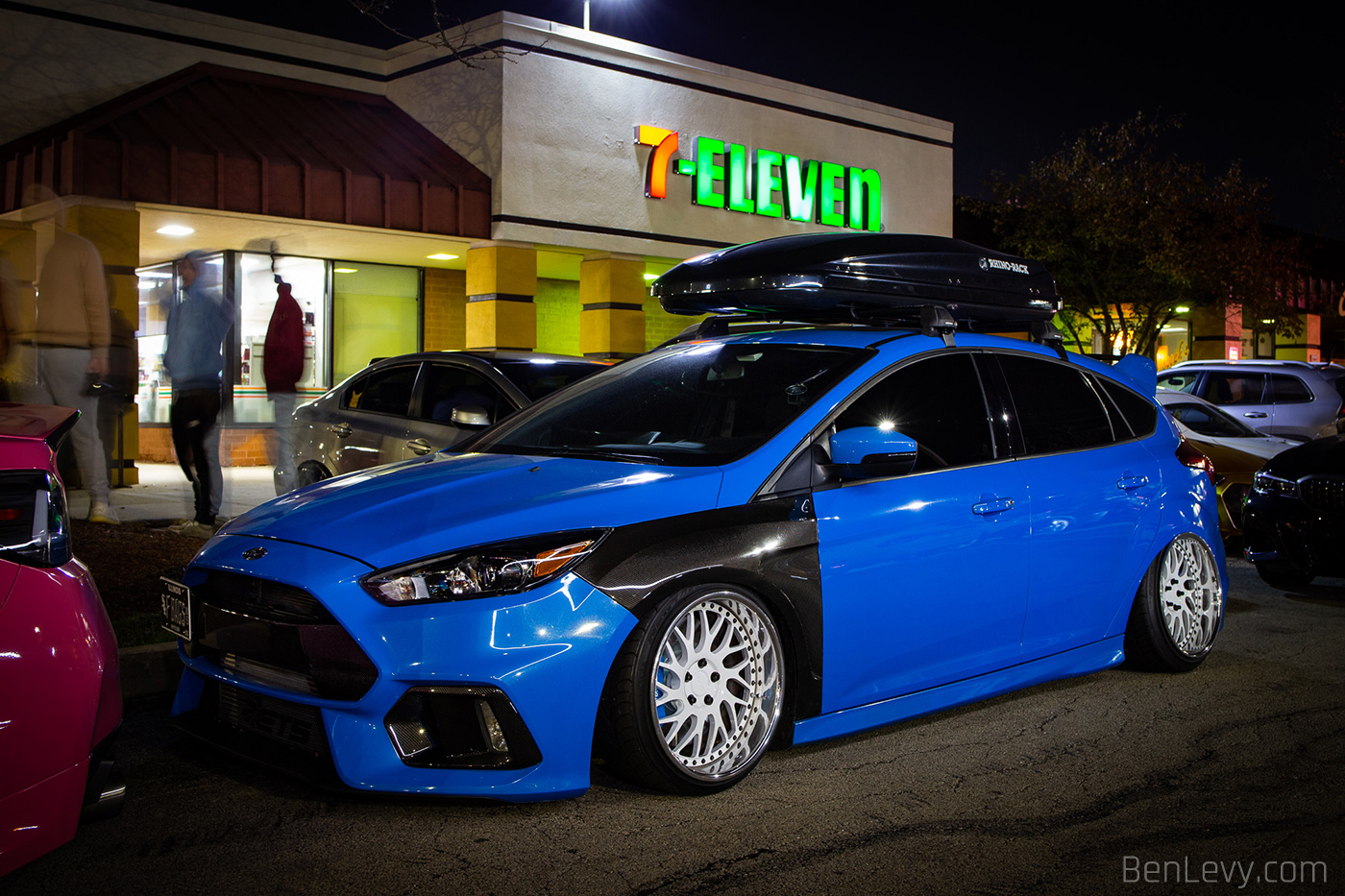 Blue Focus RS outside of the 7-Eleven