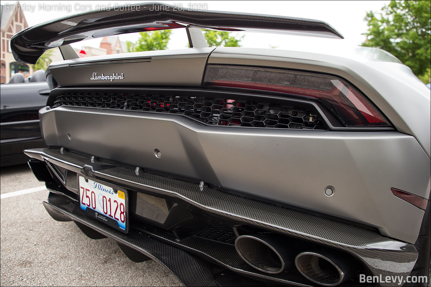 Carbon fiber spoiler and diffuser on Lamborghini Huracan