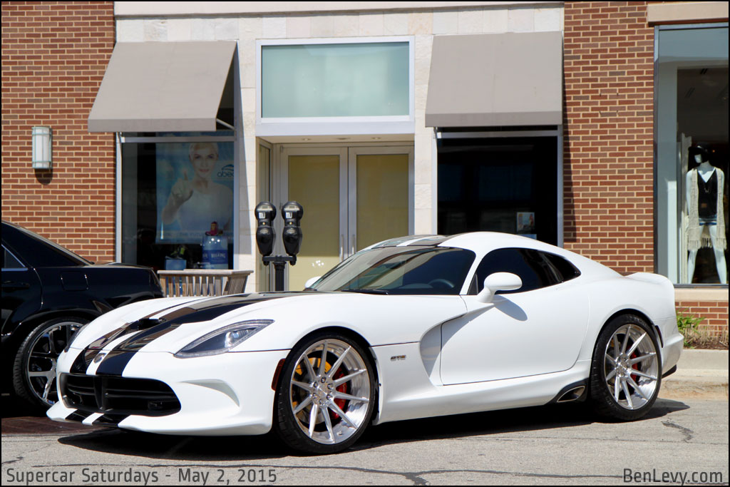 White SRT Viper GTS with striped