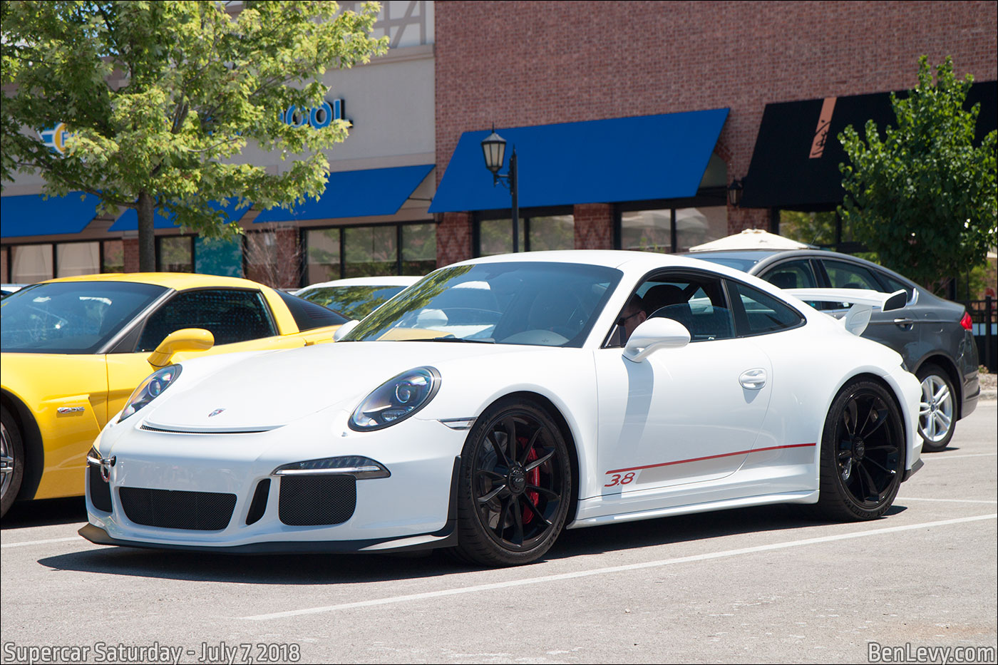 White Porsche 911 GT3