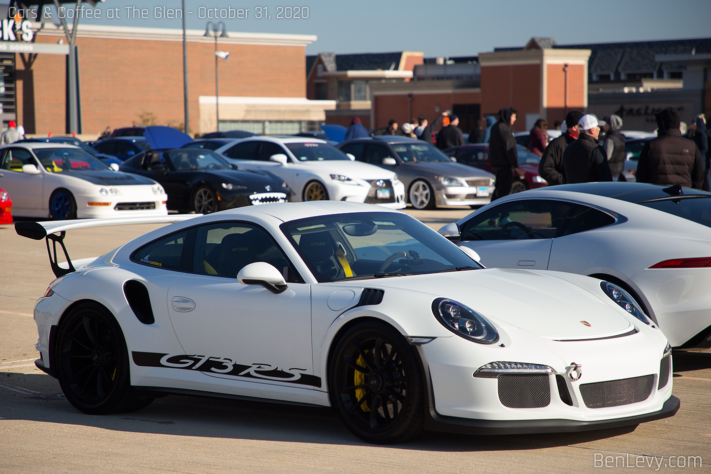 White Porsche 911 GT3