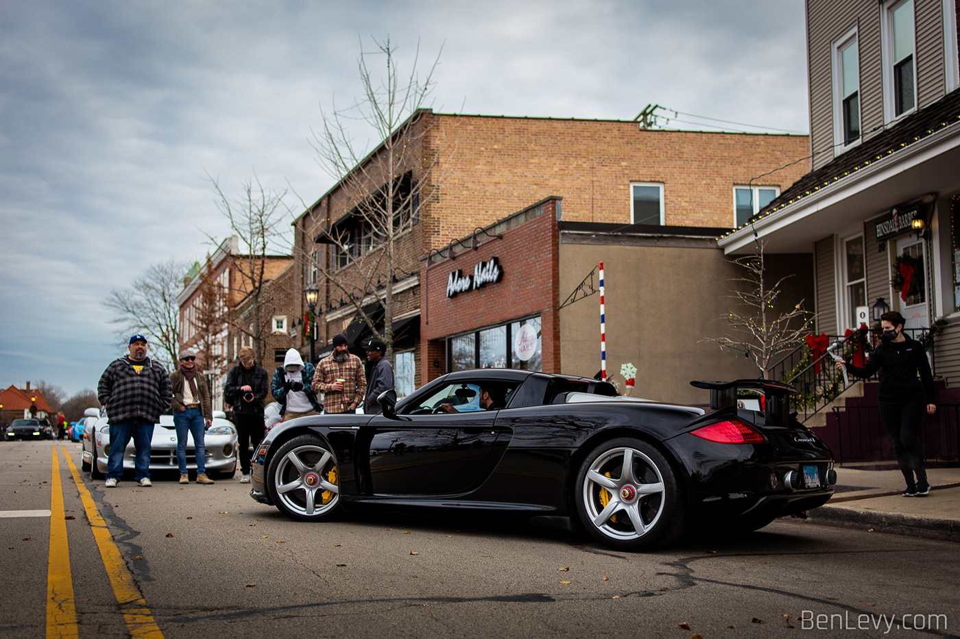 Black Porsche Carrera GT on Hinsdale Ave