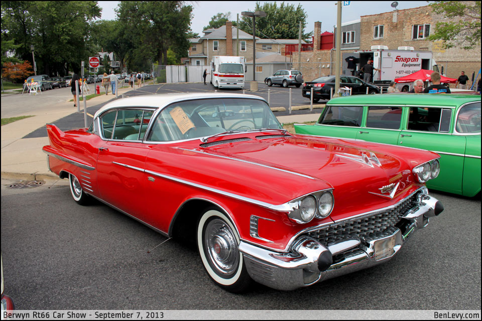 Год выпуска 1958. Cadillac Deville 1958 года. Кадиллак де Вилль 1958. Кадиллак купе Девиль 1958 года. Coupeville машина.