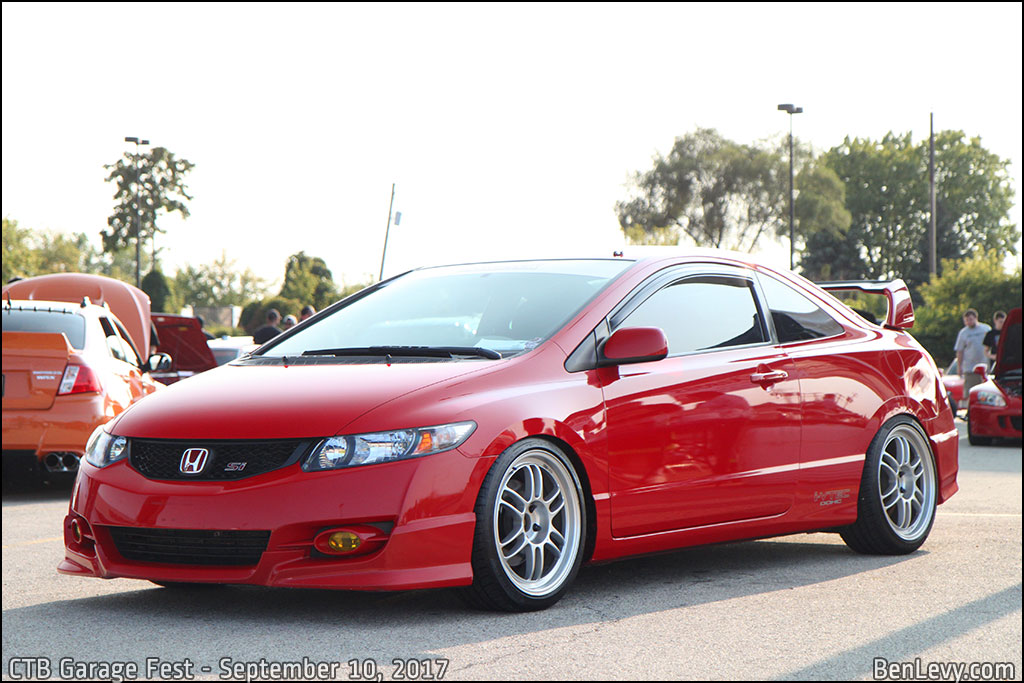 Red Honda Civic Si coupe