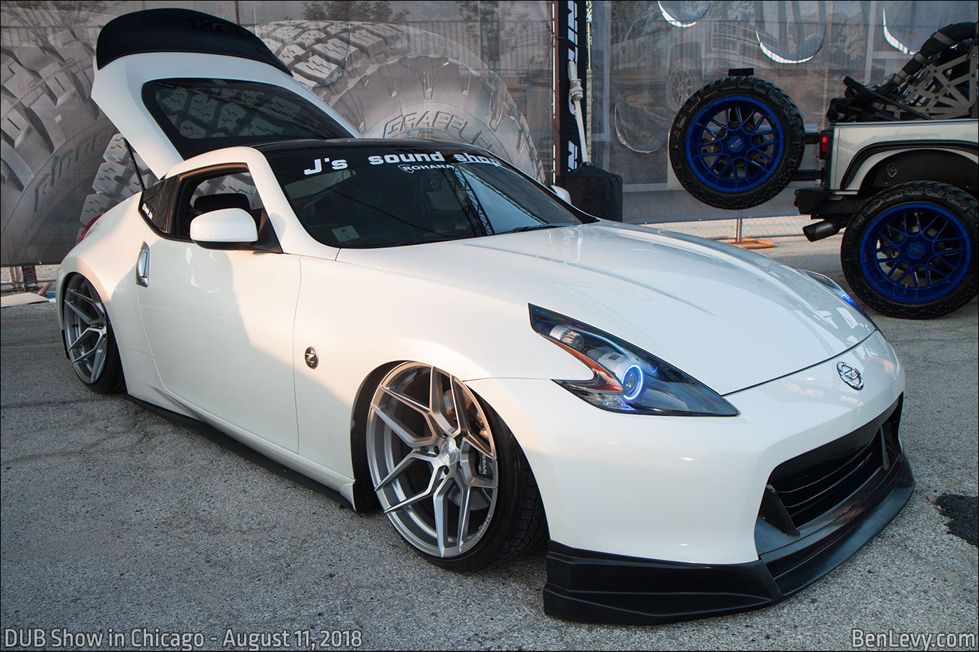 White Nissan 370Z