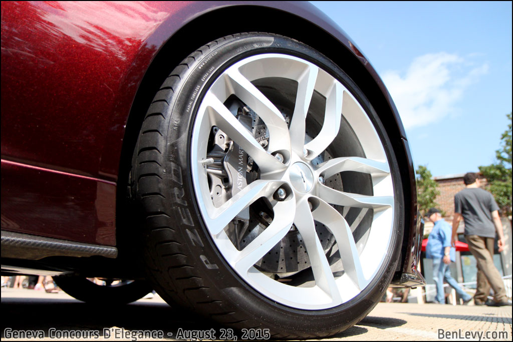 Aston Martin Vanquish Volante wheel