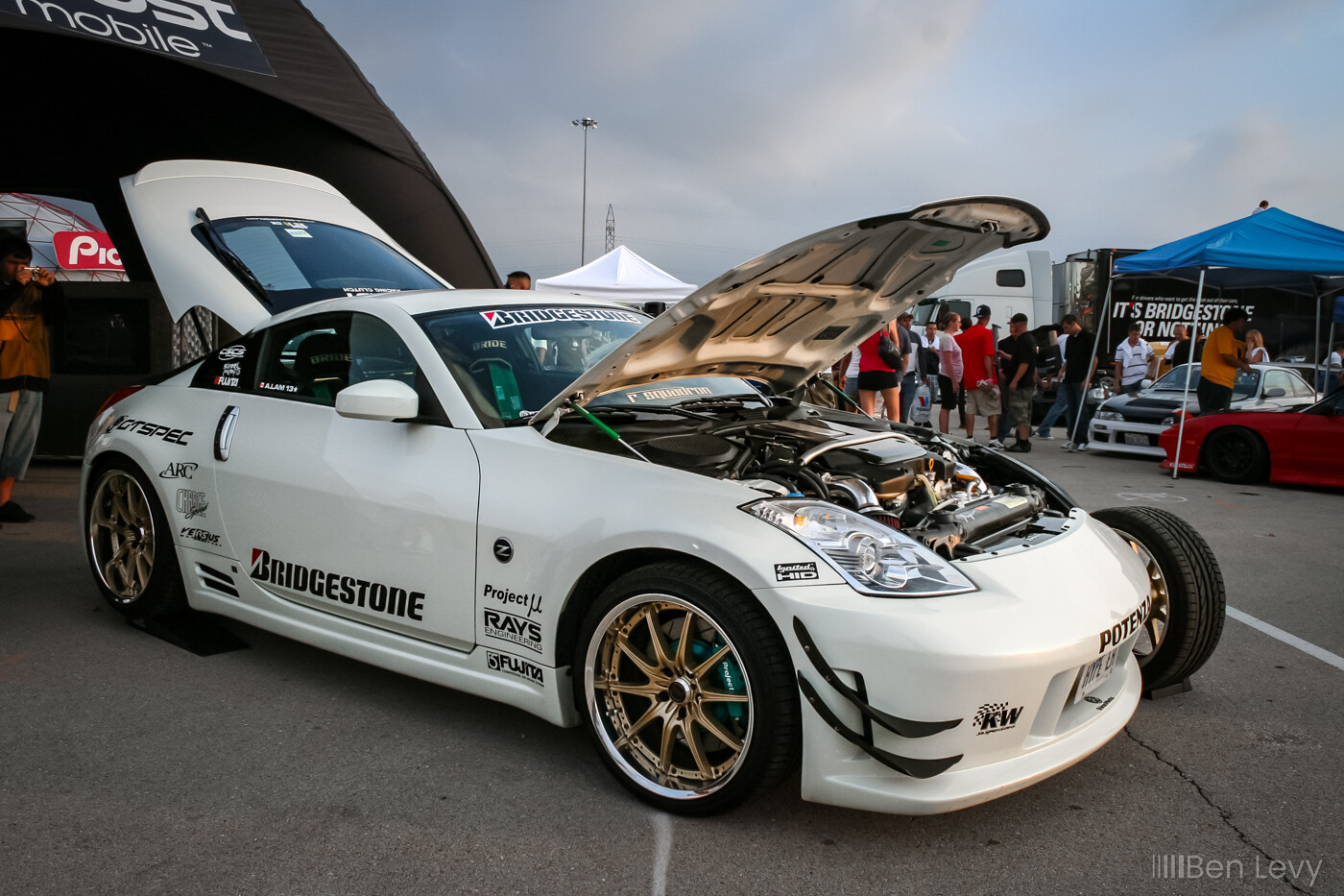 White Nissan 350Z at Hot Import Nights Nightshift in Bridgeview