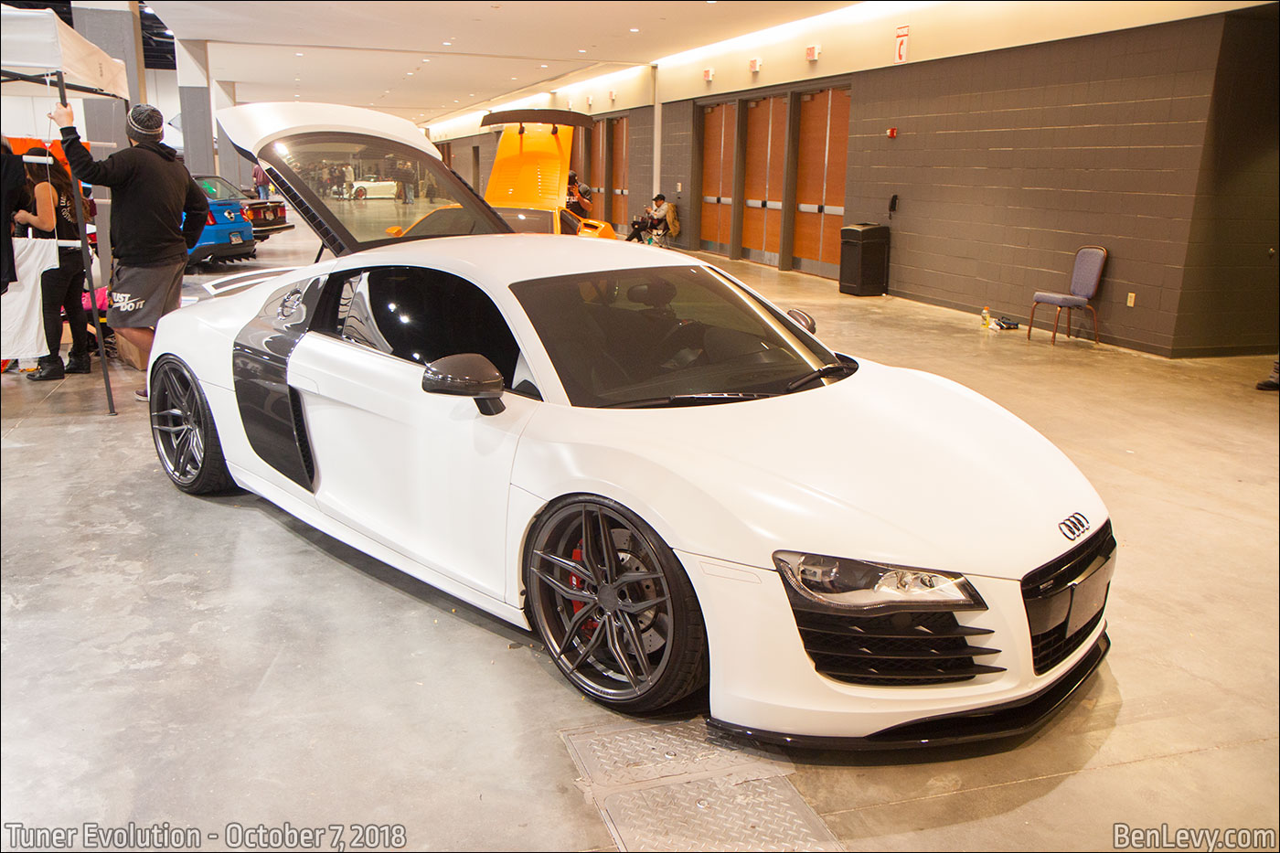 White Audi R8