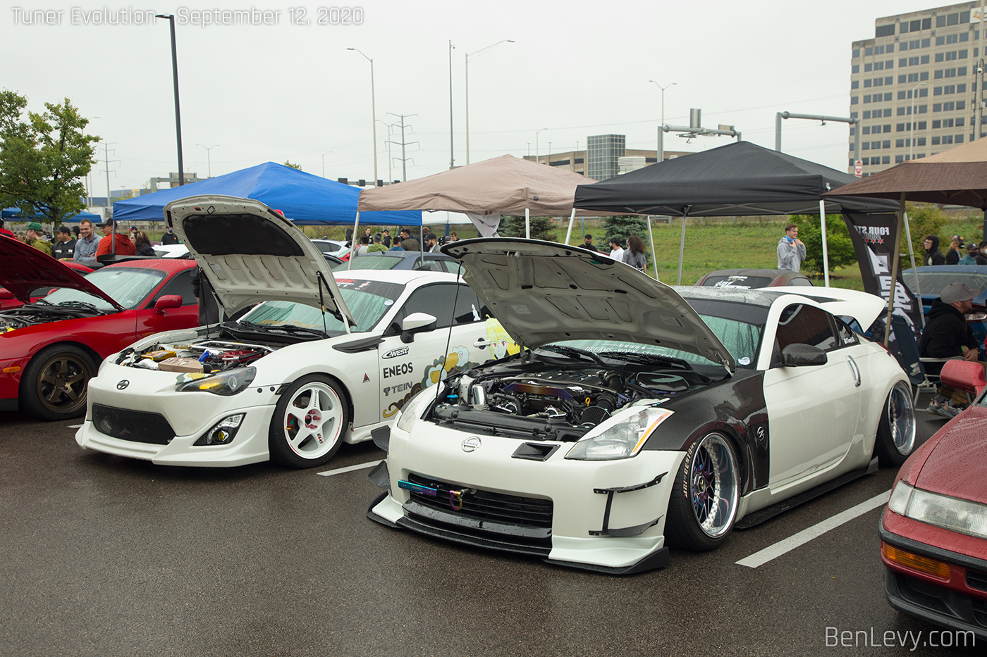 White Scion FR-S and Nissan 350Z