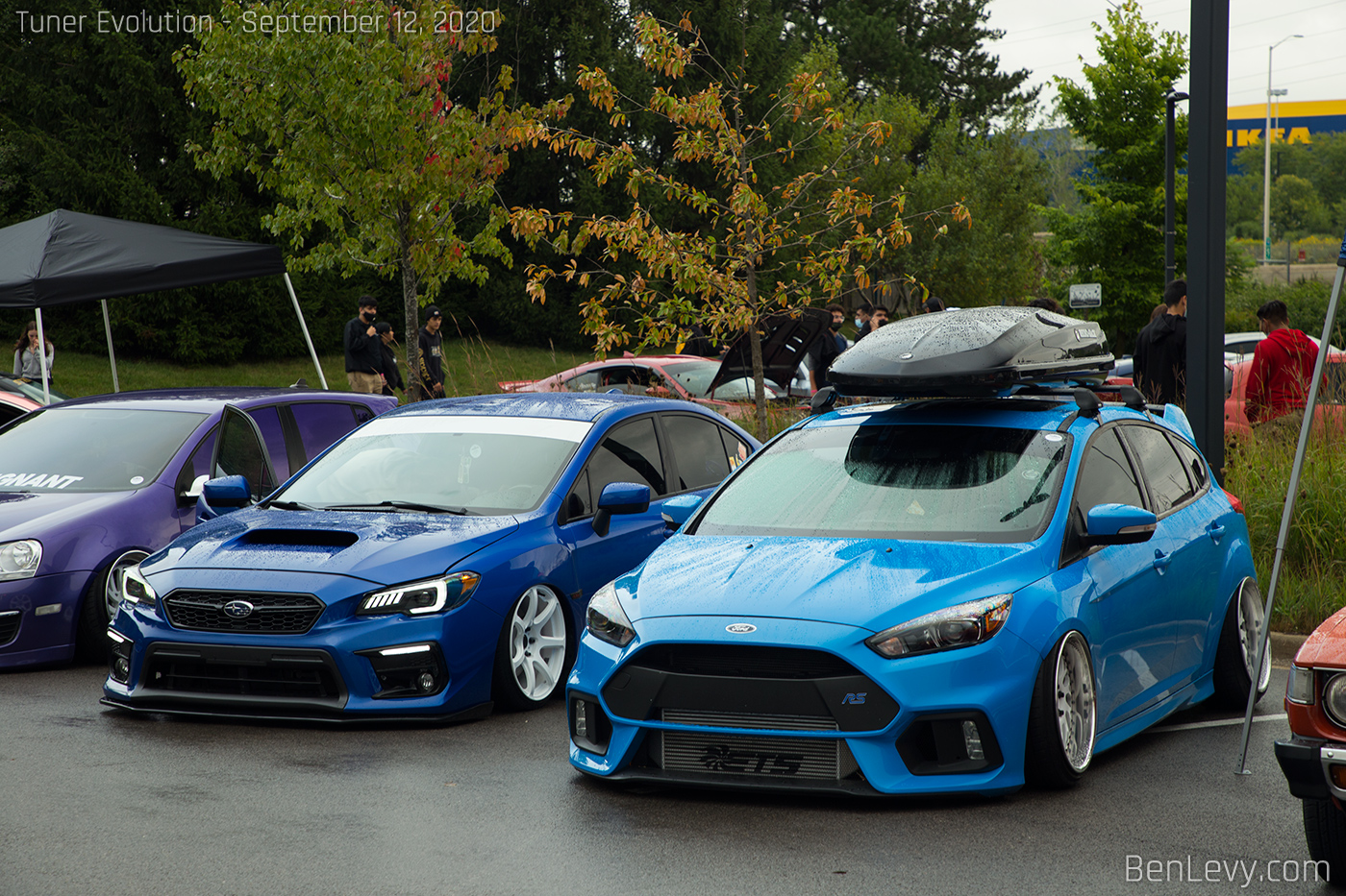 Blue Subaru WRX and Ford Focus RS