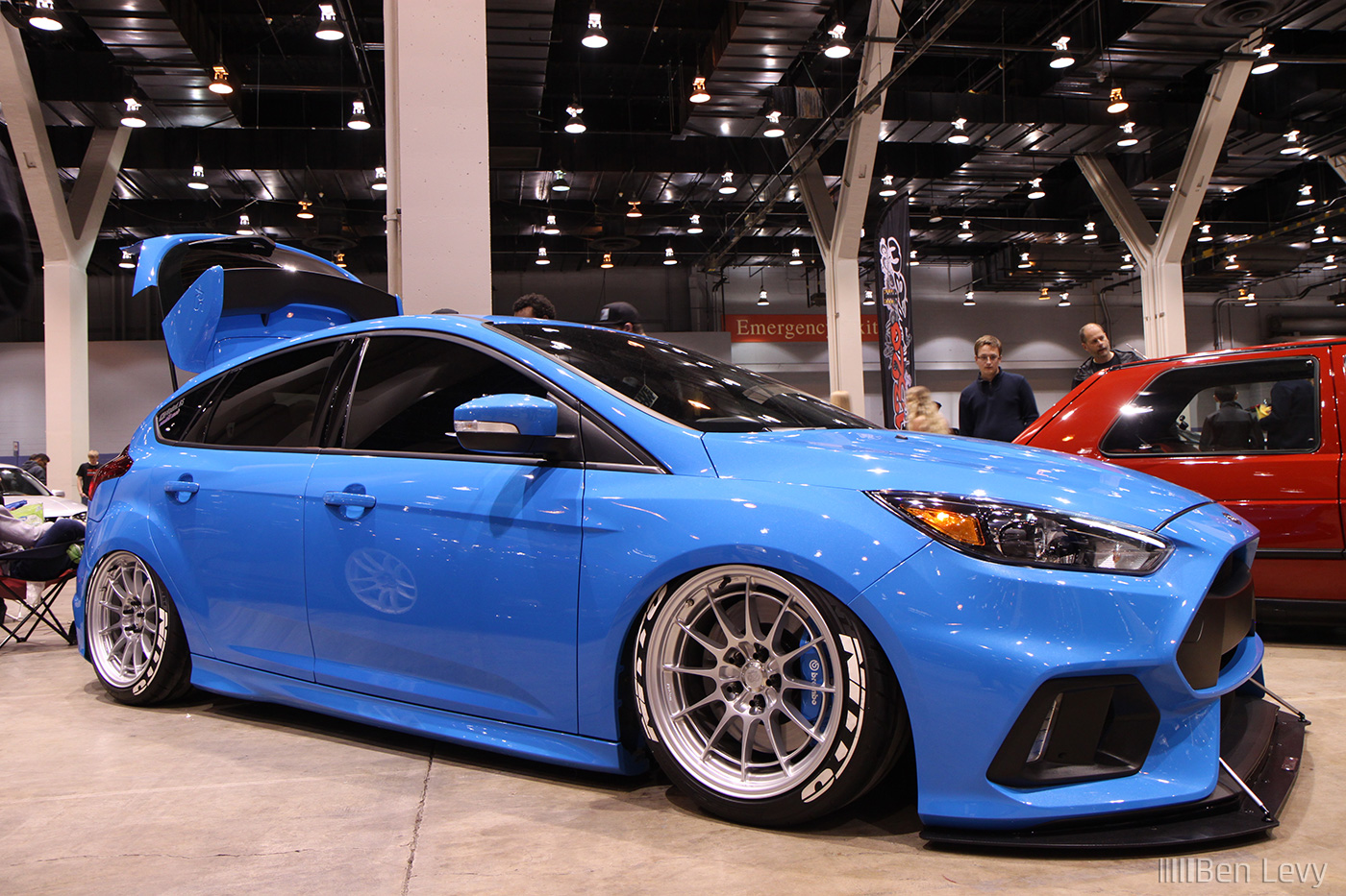 Blue Ford Focus RS with Airlift Performance V3 Suspension