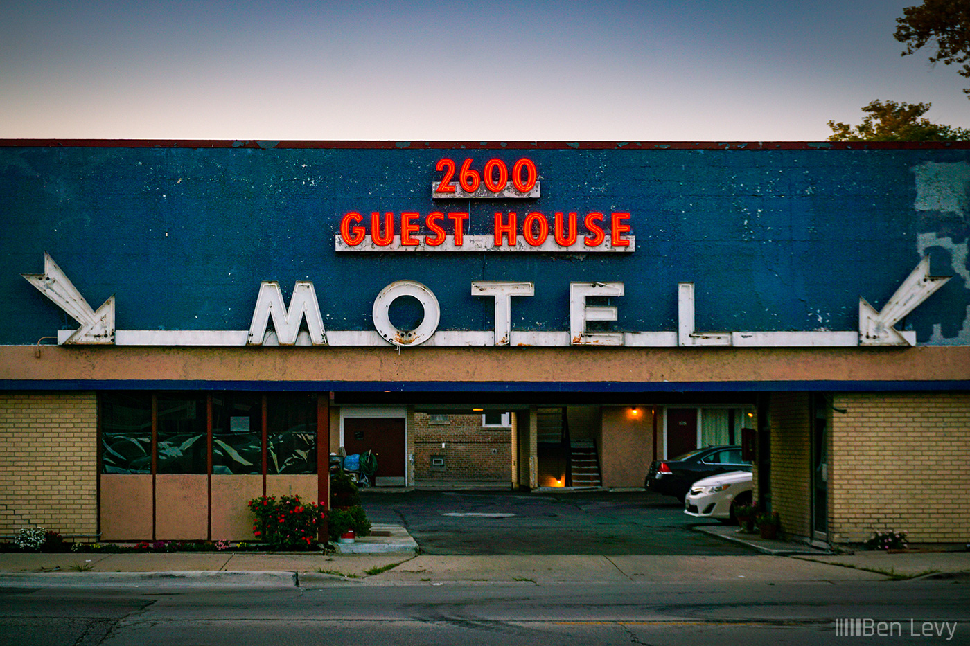 Guest House Motel at 2600 W Bryn Mawr Ave in Chicago